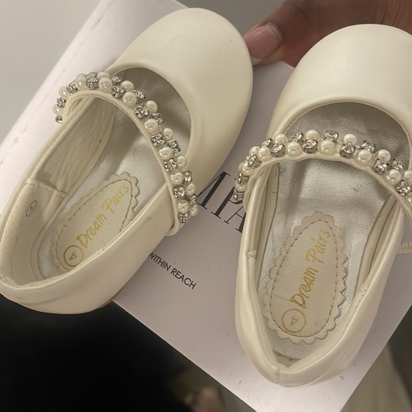 Toddler Ivory Shoe with Bling - Picture 3 of 3